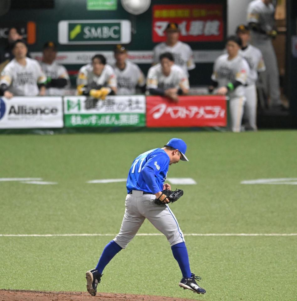 ７回、ピンチをしのぎこん身のガッツポーズを見せる東（撮影・飯室逸平）