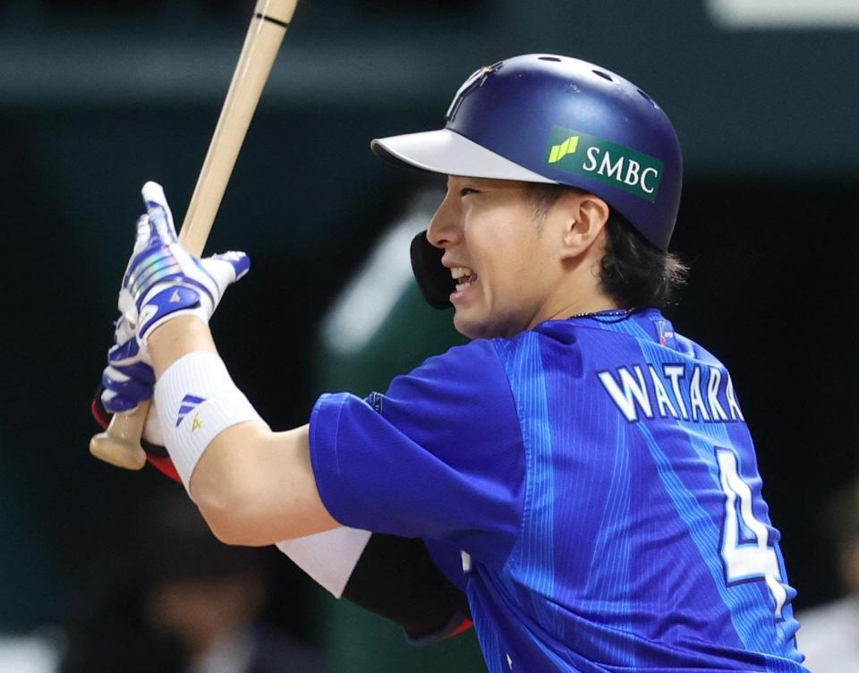 ６回、度会が右前打を放つ