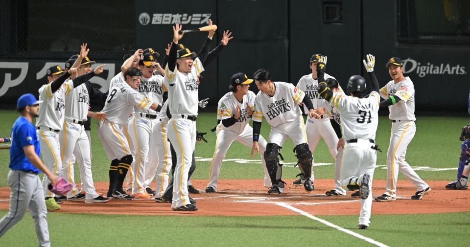 １０回、サヨナラ弾の正木（３１）を迎えるソフトバンクナイン（撮影・飯室逸平）