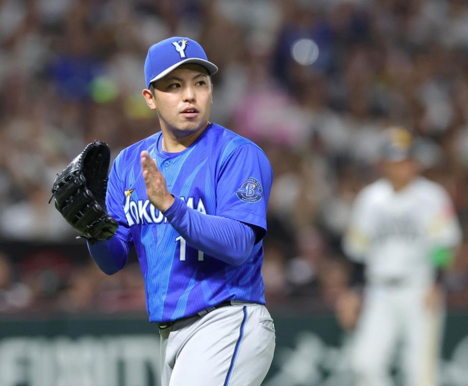 ５回、周東を二ゴロに打ち取ってグラブをたたく東（撮影・立川洋一郎）