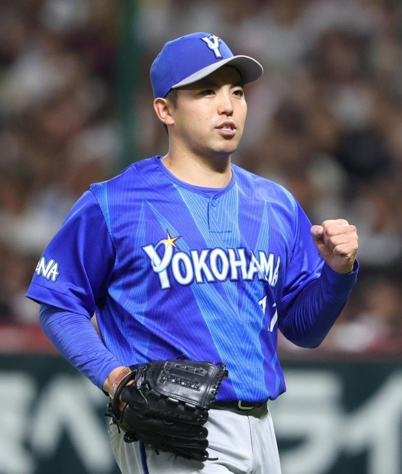 ６回、柳田を遊ゴロ併殺に打ち取り、ガッツポーズする東
