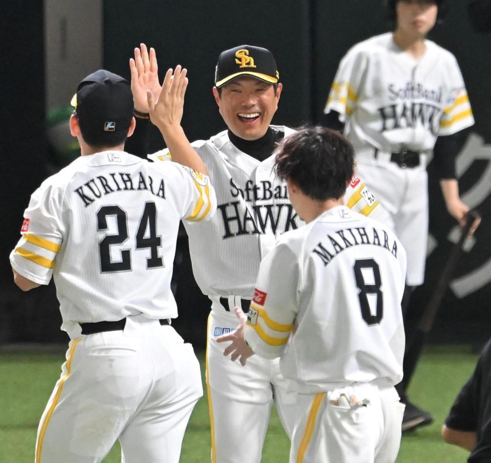劇的な勝利に笑顔でナインを迎える小久保監督（撮影・飯室逸平）