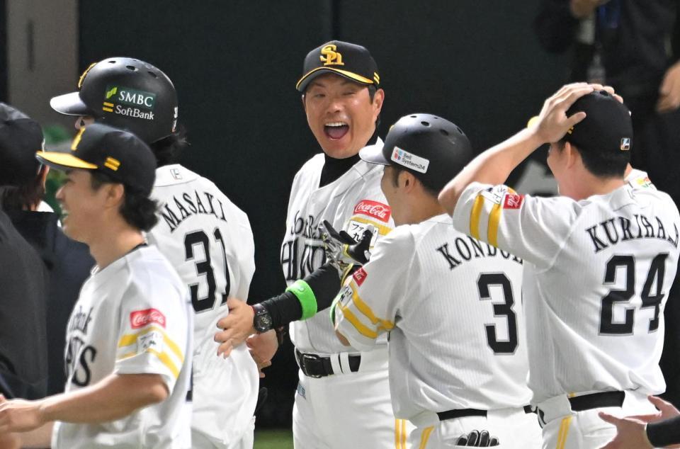 勝利に沸く小久保監督ら（撮影・飯室逸平）
