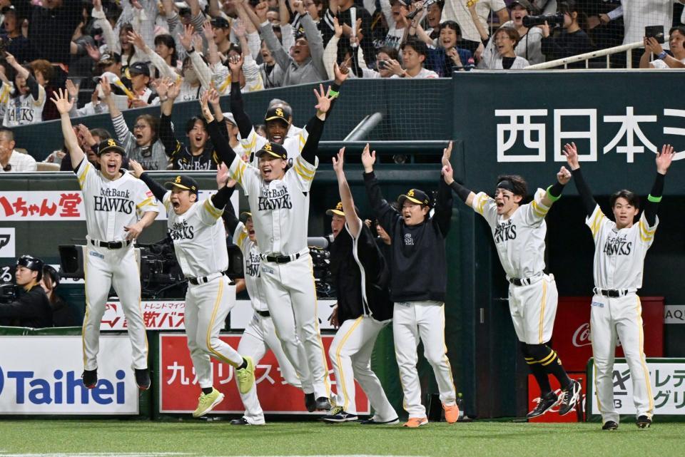 延長１０回、正木がサヨナラ本塁打を放ち、喜ぶソフトバンクの選手たち