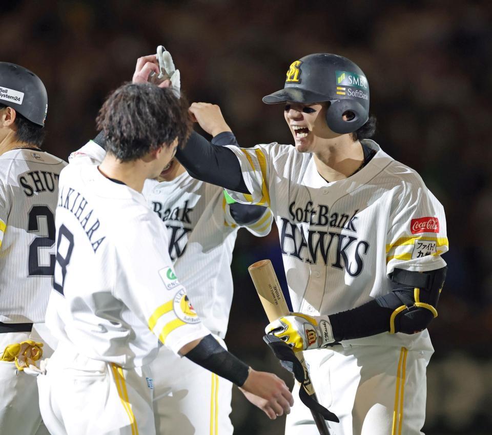 １０回、サヨナラ本塁打を放ち、牧原（８）とタッチを交わす正木（撮影・立川洋一郎）