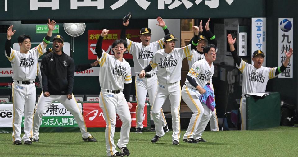 ９回、同点に沸くソフトバンクナイン（撮影・飯室逸平）