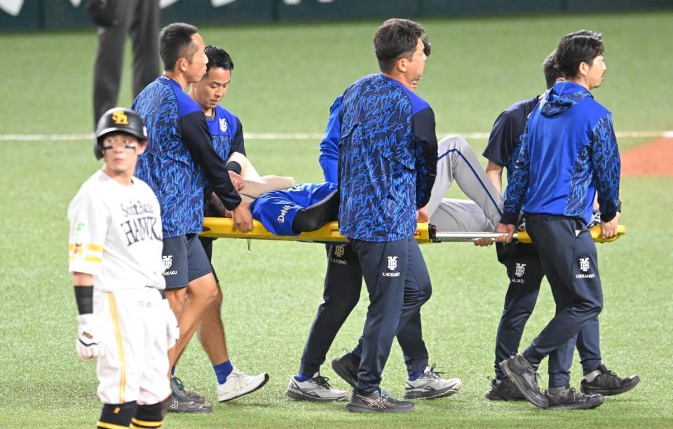 ９回、負傷し、担架で運ばれる神里（撮影・飯室逸平）