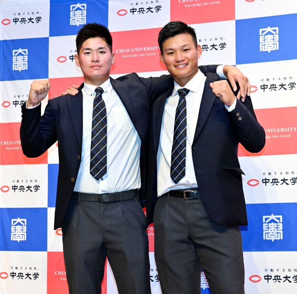 笑顔で撮影に応じる中大の、阪神１位指名の森下翔太外野手（右）とヤクルト５位指名の北村恵吾内野手