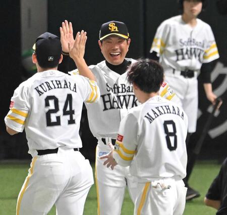 　劇的な勝利に笑顔でナインを迎える小久保監督