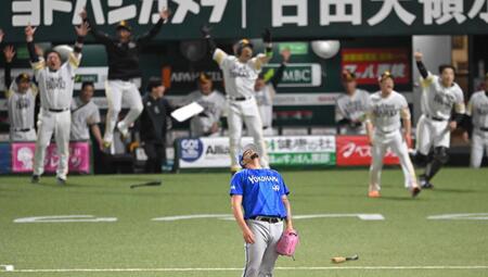 　１０回、サヨナラ弾を浴び、天を仰ぐルイーズ（撮影・飯室逸平）