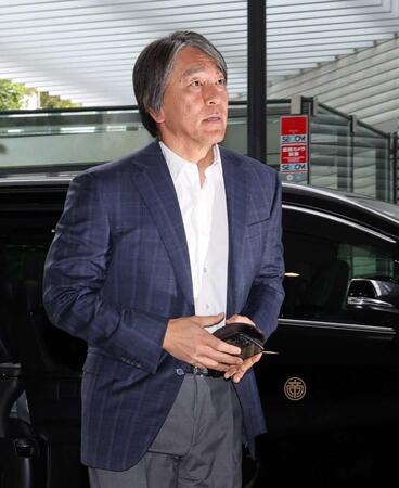 　クラブハウスに到着した松井新監督（撮影・佐々木彰尚）