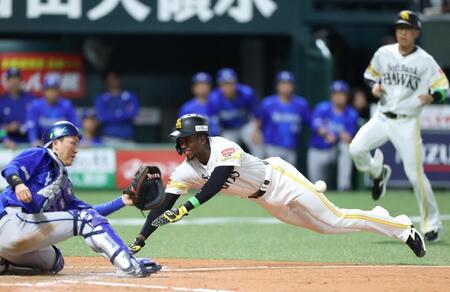 ９回、牧原大の右前打で生還するソフトバンクの二走イヒネ。捕手古市