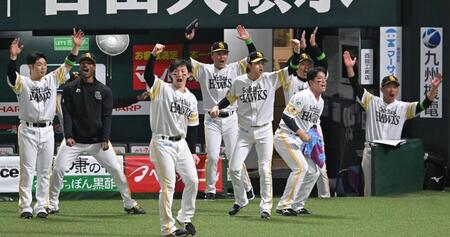 ９回、同点に沸くソフトバンクナイン（撮影・飯室逸平）