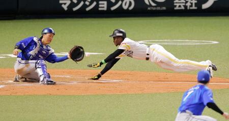 ９回、牧原大の適時打で代走イヒネが同点の生還。捕手古市