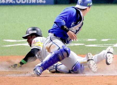 ９回、牧原大の右前打で生還するソフトバンクの二走イヒネ。捕手古市