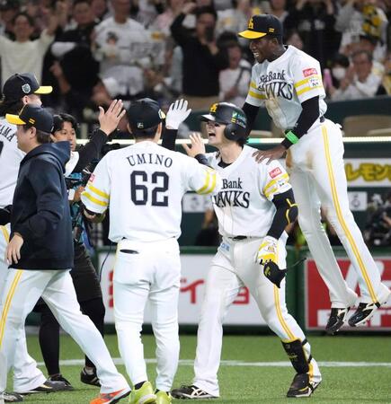 １０回、サヨナラ本塁打を放ち、イヒネ（右端）らから祝福を受けるソフトバンク・正木（右から２人目）＝みずほペイペイドーム