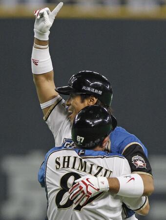 稲葉篤紀は中越えにサヨナラ打を放ち、清水雅治コーチと抱き合い喜ぶ＝札幌ドーム（２０１１年撮影）