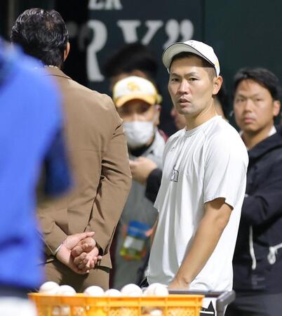 内川聖一氏（左）と談笑する中村晃（撮影・立川洋一郎）