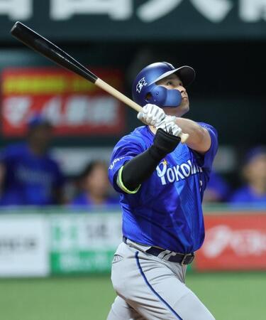１回、右越えに先制２ランを放つ佐野（撮影・山口登）