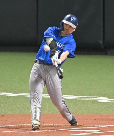 １回、先制２ランを放つ佐野（撮影・飯室逸平）