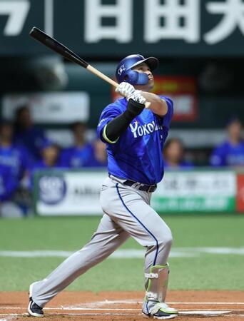 １回、佐野が右越えに先制２ランを放つ