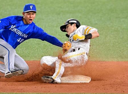 ４回、二盗を決めるソ周東（撮影・飯室逸平）