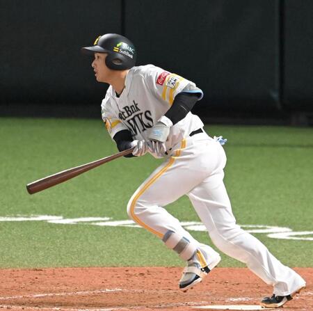 ４回、同点三塁打を放つソフトバンク・山本祐大＝みずほＰａｙＰａｙドーム（撮影・飯室逸平）