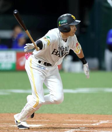 ４回、中前に勝ち越し適時打を放つ柳田（撮影・山口登）