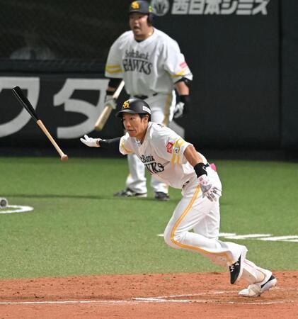 ４回、勝ち越し打を放つソフトバンク・柳田悠岐＝みずほＰａｙＰａｙドーム（撮影・飯室逸平）