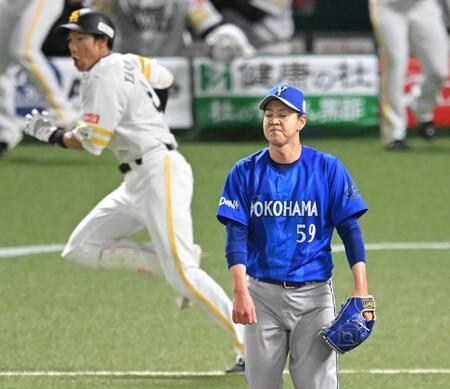４回、柳田に勝ち越し打を許す平良（撮影・飯室逸平）