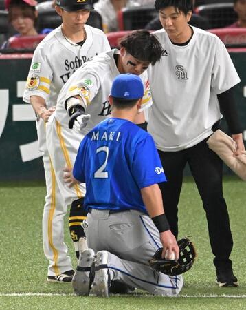 ５回、塁上で交錯後、互いに声を掛け合う牧と牧原大（撮影・飯室逸平）