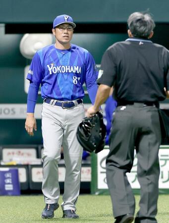 ５回表の攻撃終了後、投手交代を告げる相川監督