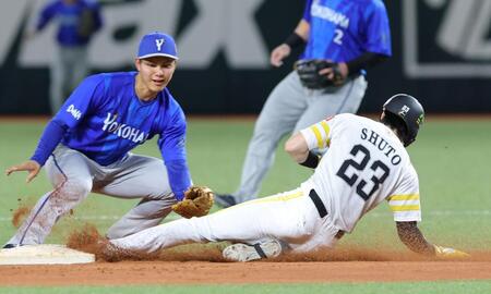 ４回、二盗を成功させる周東（撮影・立川洋一郎）