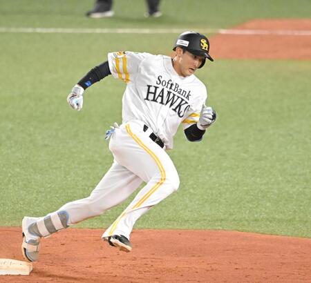 ４回、同点打を放ち、三塁へ向かう山本祐（撮影・飯室逸平）