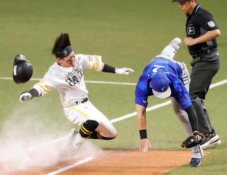 ５回、一ゴロを放った牧原大（左）と一塁ベースカバーに入った二塁手・牧が交錯
