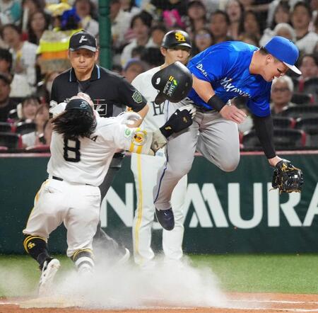 ５回、一ゴロを放った牧原大（８）と一塁ベースカバーに入った二塁手・牧が交錯