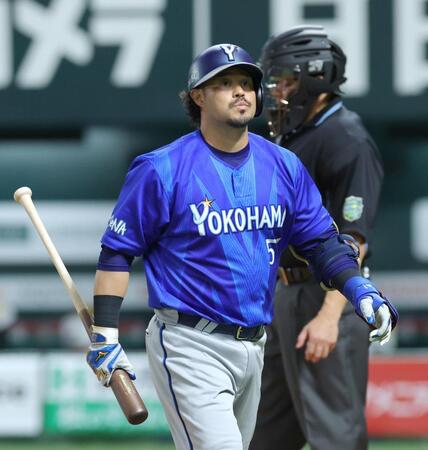 ６回、空振り三振に倒れて引き揚げる宮崎（撮影・立川洋一郎）
