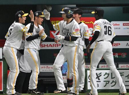 ４回、ナインとタッチを交わす山本祐（撮影・飯室逸平）