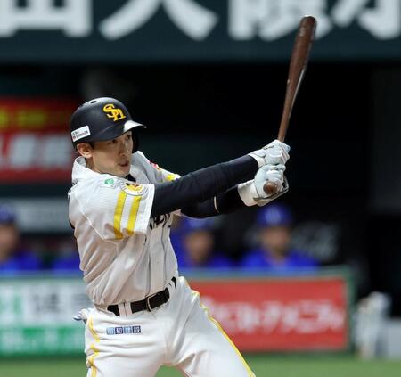 ４回、右翼線に同点２点適時三塁打を放つ山本祐（撮影・山口登）