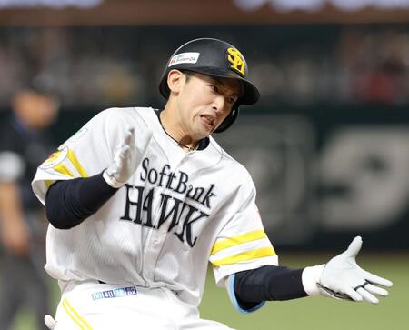 ４回、右翼線へ同点に追いつく２点適時三塁打を放ち気迫の表情を見せる山本祐（撮影・立川洋一郎）