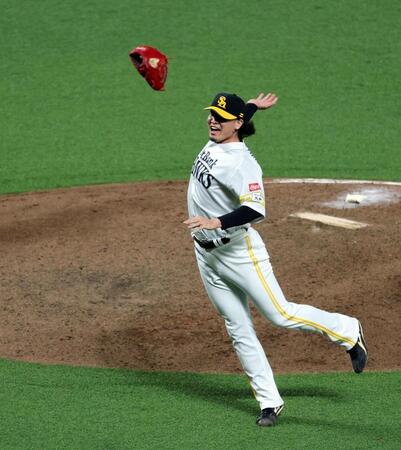 日本一を決め、喜ぶソフトバンク・杉山一樹（撮影・山口登）