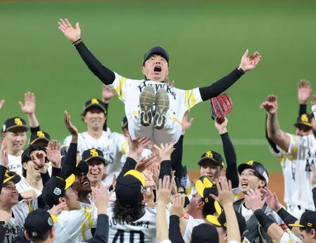 日本シリーズを制し、ナインの手で胴上げされて宙を舞う小久保監督（撮影・立川洋一郎）