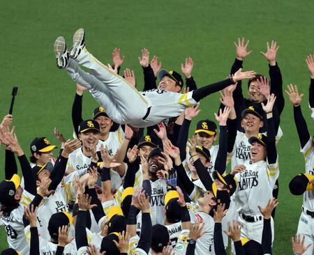 日本一を達成し胴上げされる小久保監督（撮影・山口登）