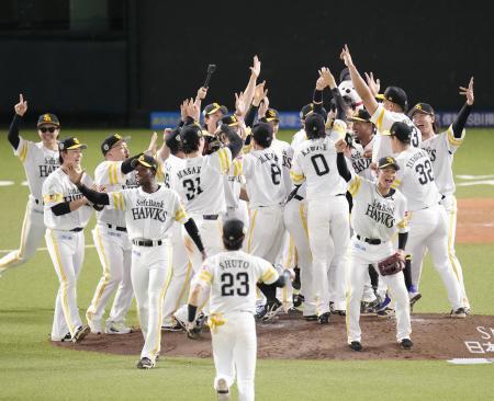 　２年連続の日本一に輝き、喜ぶソフトバンクナイン＝みずほペイペイドーム