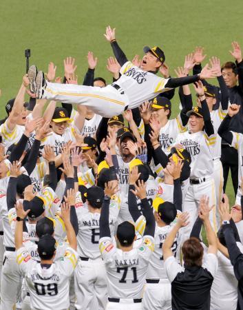 　プロ野球日本シリーズを２連覇し、胴上げされるソフトバンク・小久保監督＝２８日、福岡市のみずほペイペイドーム
