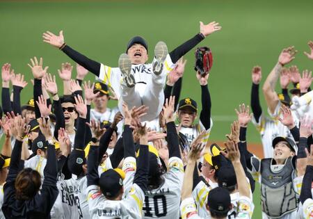 日本シリーズを制し、ナインの手で胴上げされて宙を舞う小久保監督（撮影・立川洋一郎）