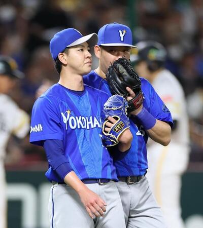 ４回、山本祐に同点打を許し筒香（右）と話す平良
