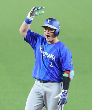 １回、二塁打を放ちベンチへ向かって声を上げる牧（撮影・立川洋一郎）