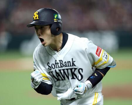 ６回、山本祐は犠飛を放ちガッツポーズを見せる（撮影・山口登）