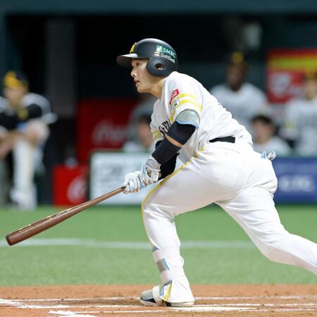６回、左犠飛を放つ山本祐（撮影・立川洋一郎）